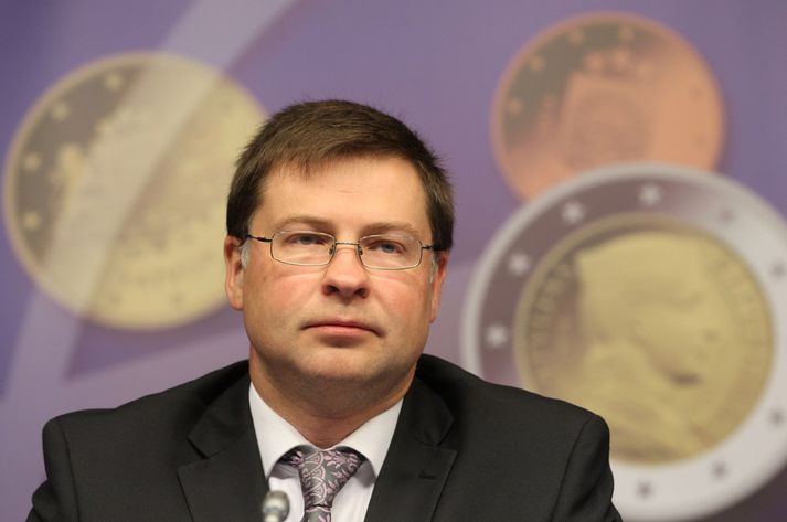 Valdis Dombrovskis, forsætisráðherra Lettlands, ræðir við fjölmiðla