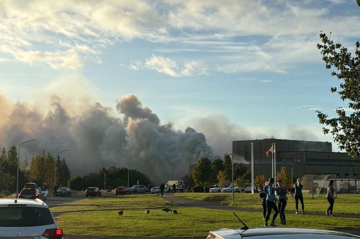 Mikill reykur kemur frá Toppstöðinni.
