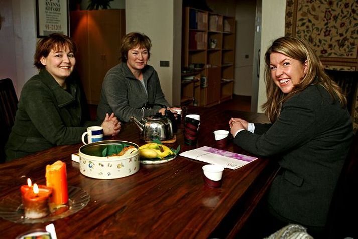 Milljón í sarpinn. Drífa Snædal og Þórlaug Jónsdóttir, rekstrarstýra Kvennaathvarfsins, taka við milljón úr hendi Hrund Rudolfsdóttur frá Lyf og heilsu.