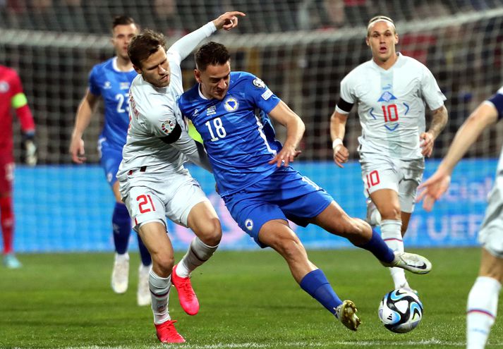 Arnór Ingvi Traustason í baráttunni í Bosníu í kvöld þar sem Ísland varð að sætta sig við 3-0 tap.