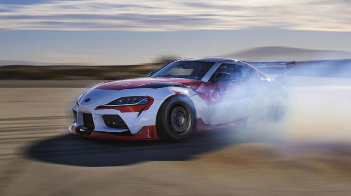 Toyota Supra að drifta sjálfri sér.