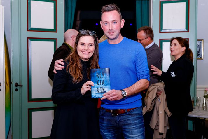 Katrín Jakobsdóttir og Ragnar Jónasson með fyrstu bókina sína, Reykjavík.