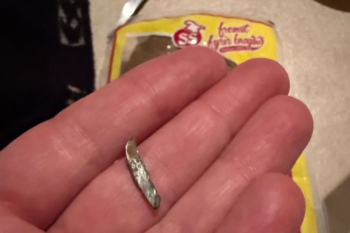 Hér má sjá aðskotahlutinn.