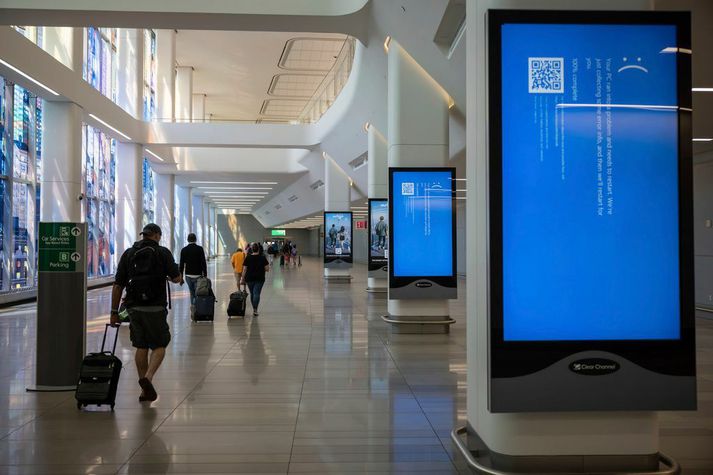 Blá villuboð blöstu við farþegum á LaGuardia-flugvelli í New York þegar kerfishrunið þann 19. júlí hafði áhrif á starfsemi flugvallarins.