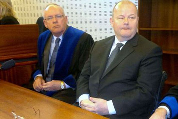 Sigurður sést hér ásamt verjanda sínum í dómsal, Gesti Jónssyni hrl.
