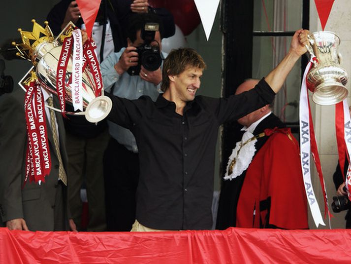 Tony Adams var síðasti maðurinn til þess að lyfta báður bikurunum á sama tímabili.