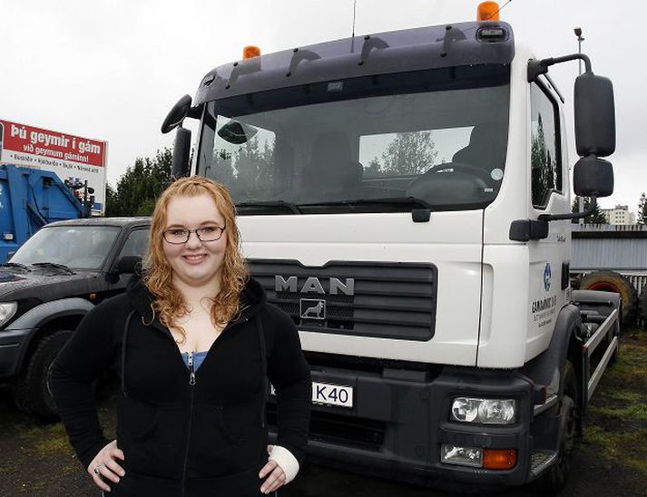 Jóhanna Eva Gunnarsdóttir keyrir vörubíl og hannar föt undir sínu eigin merki, JEG Fashion. 
Fréttablaðið/