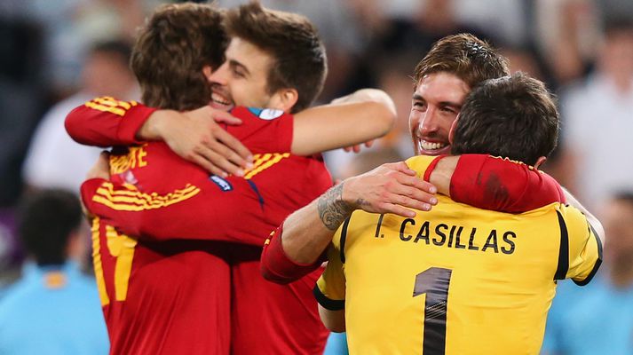 Iker Casillas fagnar með félögum sínum úr spænsku vörninni.