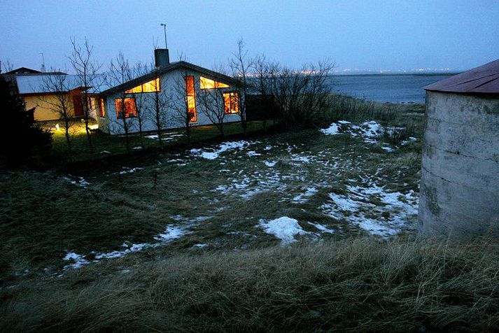 Eigendur Miðskóga 8 á Álftanesi segja nágranna sinn á Miðskógum 6, sem er bæjarfulltrúi og fyrrverandi forseti bæjarstjórnar, hafa beitt sér gegn byggingu einbýlishúss á lóðinni til að tryggja sjálfum sér óskerta sjávarsýn úr húsi sínu. Hann segist hins vegar verja hagsmuni sveitarfélagsins.