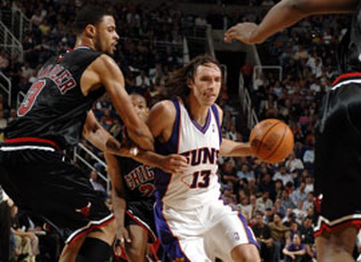 Steve Nash fer fram hjá Tyson Chandler í leiknum í nótt.