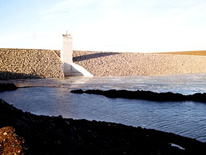 Við Blöndulón. Stöðvarhús Blöndustöðvar er á rúmlega 200 metra dýpi.