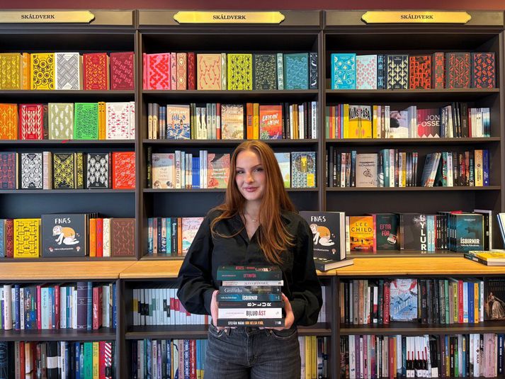 Auður Ína Björnsdóttir tekur þátt í leshringjum og segir að bækur búi til samtöl sem fátt annað gerir. Sumarbókaveisla íslenskra leshringja hófst í dag með spennandi vinningum.
