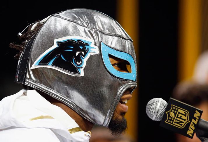 Bakvörður Panthers, Josh Norman, mætti alveg eðlilegur með þessa grímu.