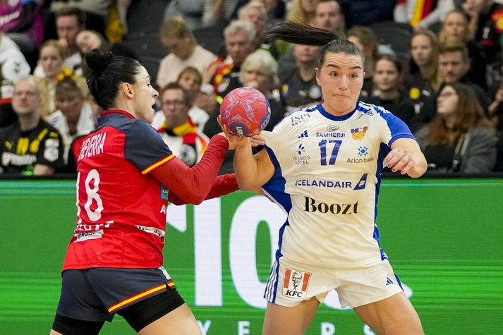 Elín Klara Þorkelsdóttir átti fínan leik fyrir íslenska liðið i kvöld.