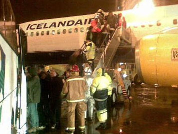 Farþegarnir á leið frá borði.