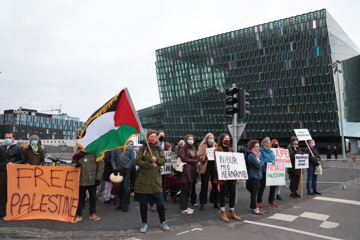 Niður með hernámið, segir á einu skiltanna. Utanríkisráðherra Bandaríkjanna verður í Hörpu í dag.