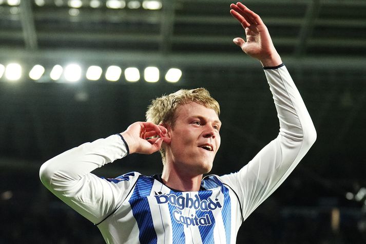 Orri Steinn Óskarsson setur hendina upp að eyranum á meðan stuðningsmenn Real Sociedad syngja um hann.