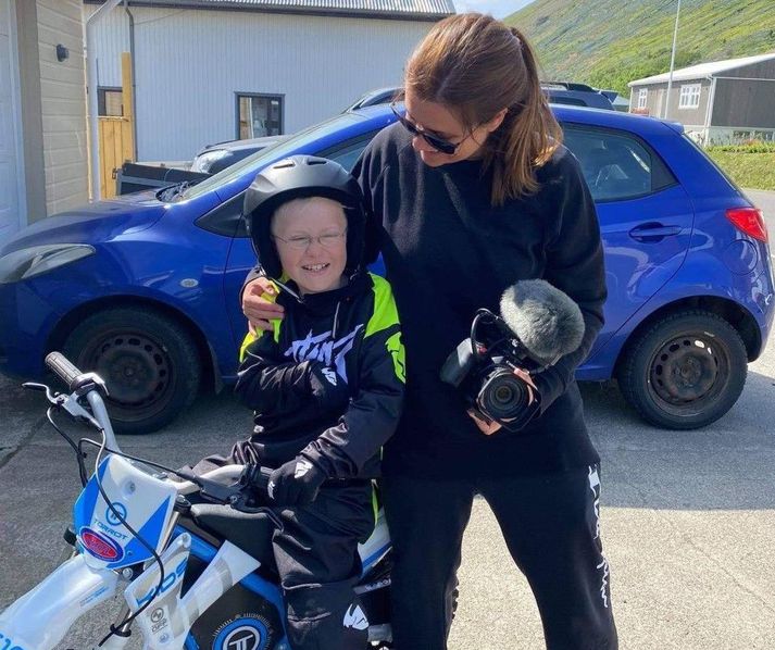 Ægir Þór og Ágústa við tökur á myndinni. Ægir fékk að prófa hjólið sitt oft á leiðinni og skemmti sér ótrúlega vel. Hann hjólaði þó ekki alla leiðina, en kom á hjólinu inn í hvern áfangastað þeirra. 