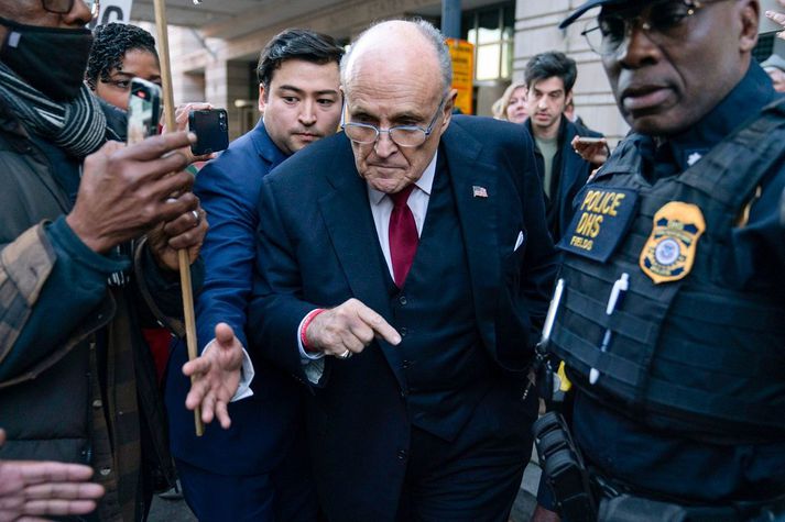 Rudy Giuliani eftir að hann var dæmdur til að greiða mæðgum frá Georgíu ríflega tuttugu milljarða króna í skaðabætur. Hann hefur nú farið fram á gjaldþrotaskipti.