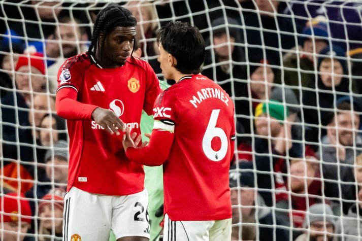 Ayden Heaven ræðir málin við reynsluboltann Lisandro Martinez sem var með honum í miðri vörn Manchester United í kvöld.