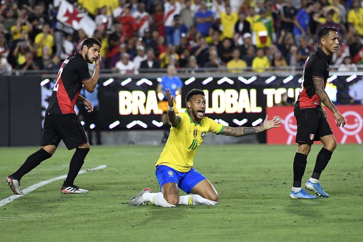 Neymar baðar út öllum öngum og vill fá víti. Fékk ekki neitt.