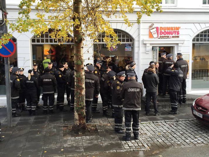 Fyrir utan Dunkin' Donuts í morgun.