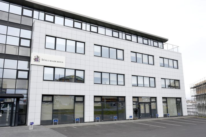Sýslumaðurinn bar sig ekki rétt að við útboðið.