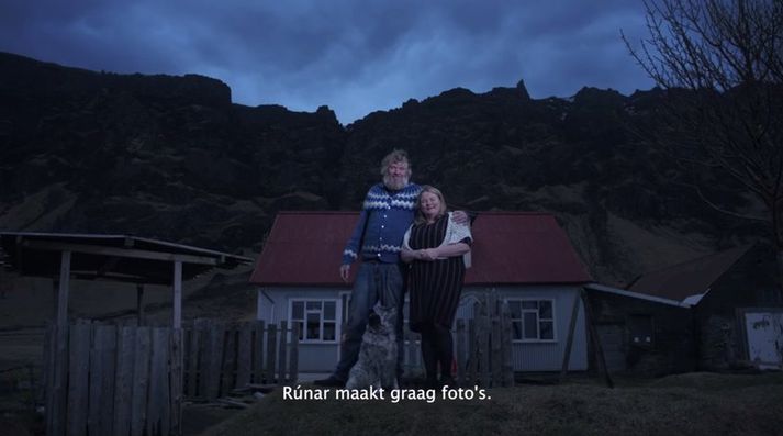 Hjónakornin í auglýsingunni búa í Stykkishólmi.