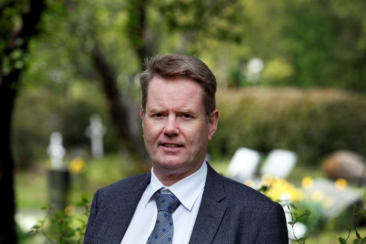 „Íslendingar eru svolítið óstýrilátir,“ segir Þórsteinn Ragnarsson, forstjóri kirkjugarða Reykjavíkurprófastsdæmis. Erlendis, t.d. í Danmörku, sé þetta ekkert vandamál. "Fólk virðir reglurnar, sem eru settar fyrir heildina.“