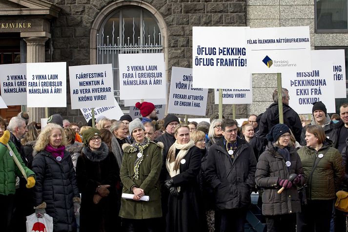 Félagsmenn komu saman á Lækjartorgi 9. apríl og afhentu fjármálaráðherra áskorun þess efnis að stjórnvöld forgangsraði í þágu þekkingar á vinnumarkaði og að mennt verði metin til launa.