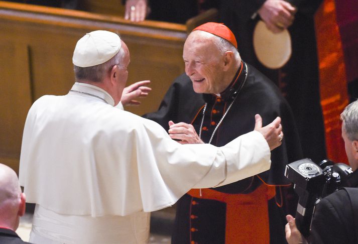 Frans páfi hér með Kardinálanum McCarrick í september 2015. Tveimur árum áður á Frans að hafa frétt af kynferðisbrotum McCarrick.