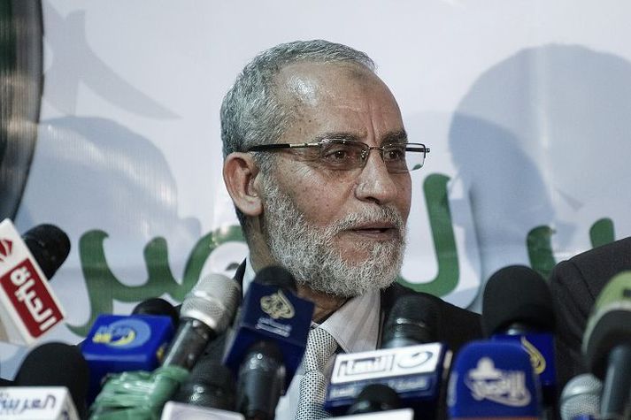 Mohamed Badie Leiðtogi Bræðralags múslima tilkynnir framboð varaformannsins, Khayrat el-Shater, til forseta.
nordicphotos/AFP