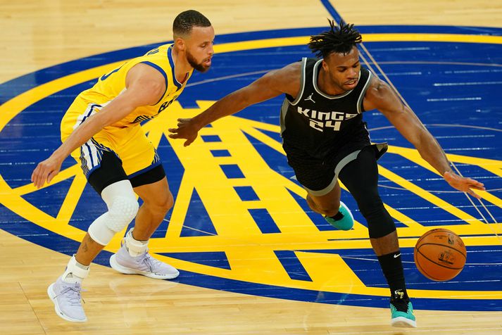 Buddy Hield hefur verið á flakki síðustu ár en hér er hann að spila á móti Stephen Curry sem leikmaður Sacramento Kings.