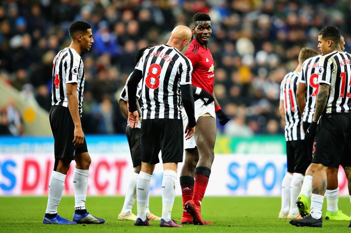 Paul Pogba sýnir Jonjo Shelvey farið eftir takkana.