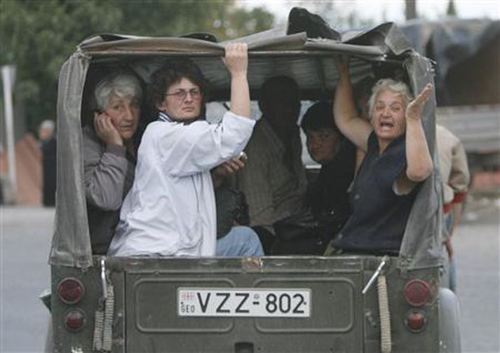 Íbúar Tskhinvali, höfuðborgar Suður-Ossetíu, flýja frá heimilum sínum.