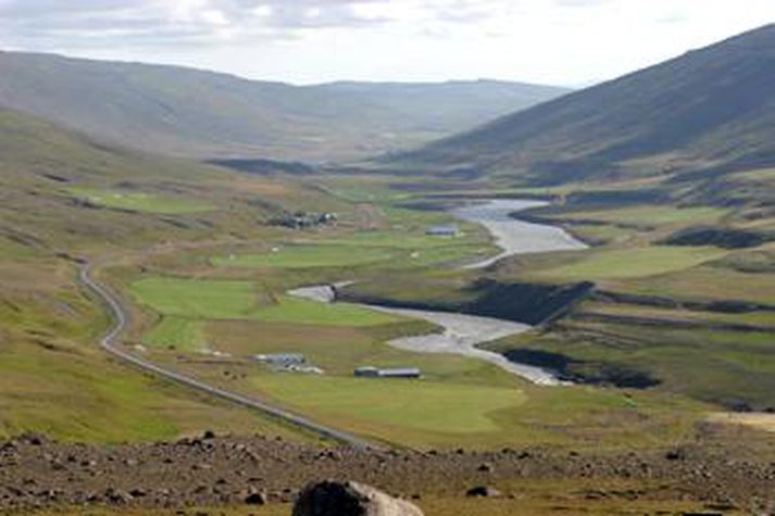 Björgunarsveitarmenn og lögregla eru nú á leið upp í Jökuldal á Austurlandi vegna tilkynningar um slys.