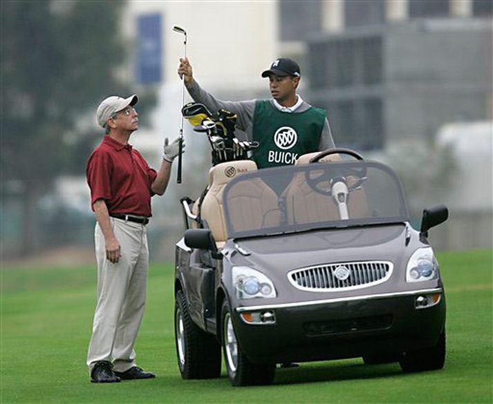 Tiger Woods að störfum sem kylfusveinn.