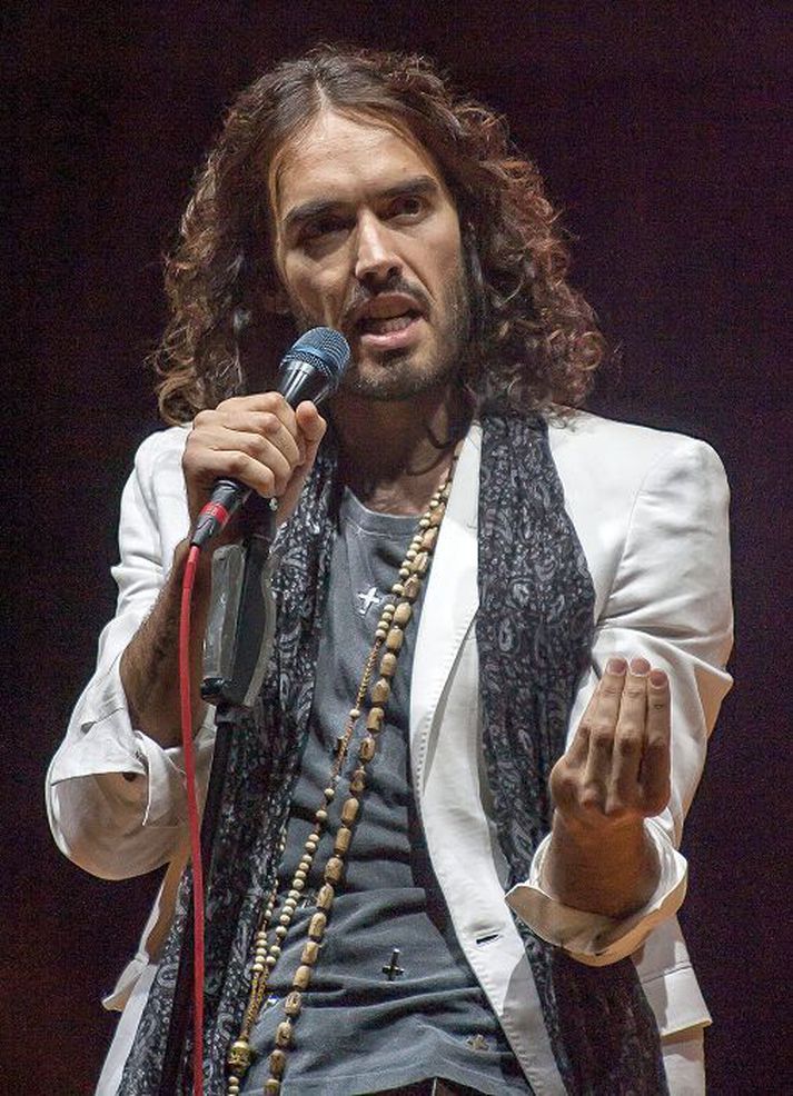 Grínistinn heimsþekkti, Russell Brand, kemur fram í Hörpu í kvöld og annað kvöld.