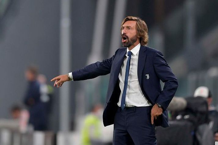 Pirlo í jakkafötunum á hliðarlínunni í kvöld.