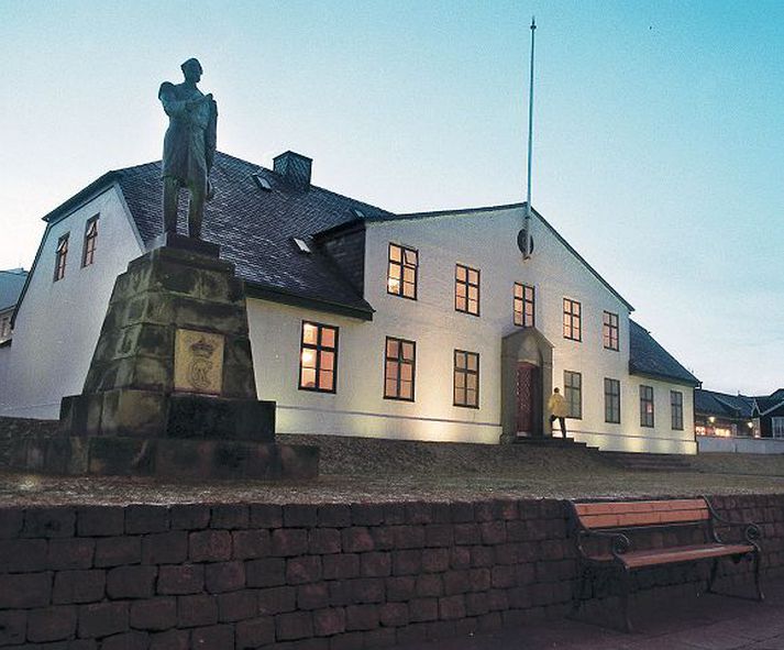 Stjórnarráðið Forsætisráðherra segist ekki fá varist þeirri hugsun að mál hefðu getað þróast með öðrum hætti síðastliðið haust ef ýmsar ákvarðanir sem tengjast hruninu hefðu verið lagðar fyrir á ríkisstjórnarfundi.