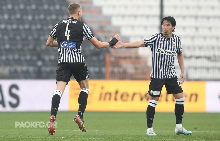 Sverrir Ingi fagnar marki sínu með Shinji Kagawa.