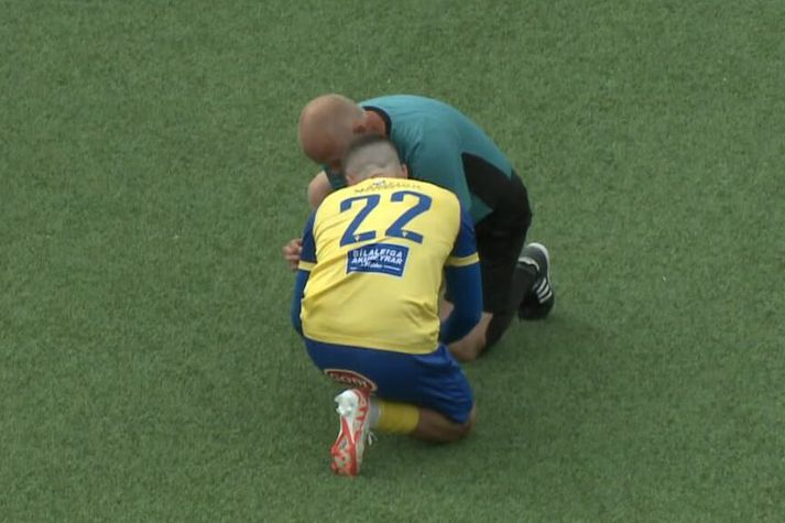 Erlendur Eiríksson dómari kom til bjargar þegar Hrannar Björn Steingrímsson var í vandræðum.