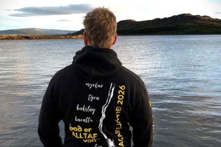 Sigurgeir horfir yfir Lagarfljót.