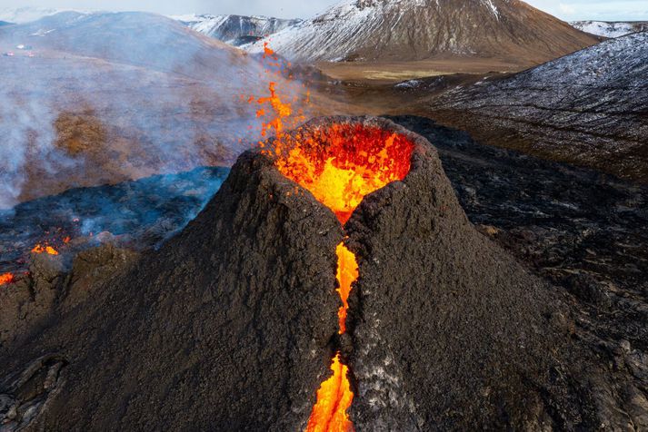 Eldgosið hefur laðað marga að sem vilja sjá öfl náttúrunnar að verki með berum augum.