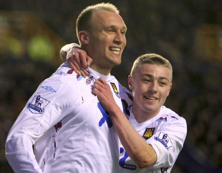 Dean Ashton, til vinstri, fagnar marki í leik með West Ham í mars í fyrra.