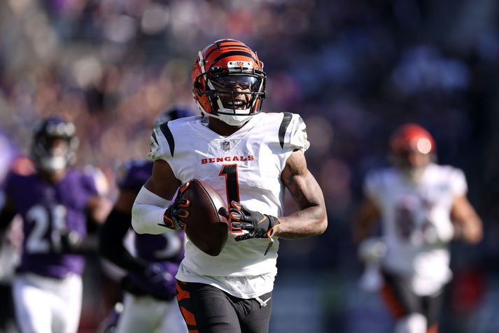 Ja'Marr Chase fagnar snertimarki sínu í sigri Cincinnati Bengals á Baltimore Ravens. Hann stakk þar alla af.