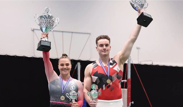 Thelma Aðalsteinsdóttir og Atli Snær Valgeirsson fagna Íslandsmeistaratitlunum.