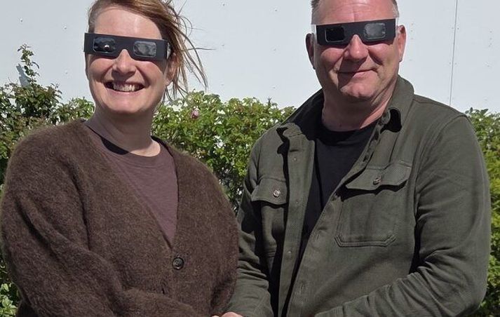 Sigurður Marinó Þorvaldsson er í sérstökum stýrihópi vegna almyrkvans fyrir hönd Strandabyggðar og hann hefur þegar afhent Hrafnhildi Þorsteinsdóttur oddvita fyrstu gleraugun.