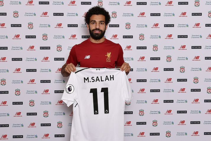 Mohamed Salah með Liverpool-treyjuna.
