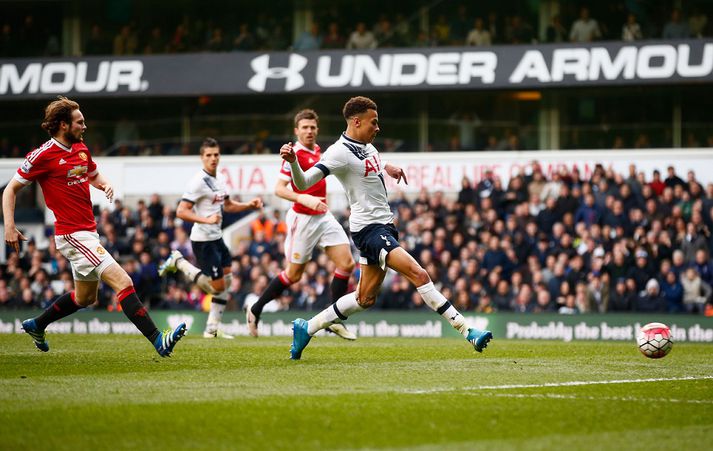 Dele Alli skorar fyrir Tottenham.